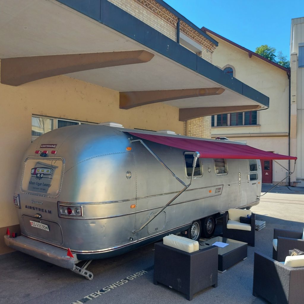 Airstream mit Outdoor Lounge - silver cigar lounge